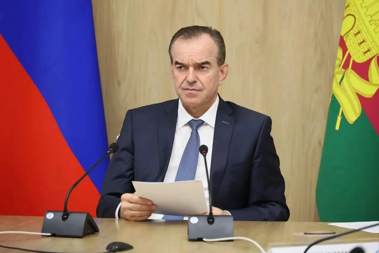Губернатор Краснодарского края доложил вице‑премьеру о ходе работ по восстановлению анапских пляжей: новые выбросы мазута не зафиксированы, ведётся мониторинг и отсыпка песка. Он просит исключать пляжи из «опасной зоны» по мере завершения работ и получения заключений Роспотребнадзора.
