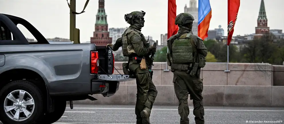 Власти отозвали приглашения, ранее выданные зарубежным корреспондентам, изменив формат освещения парада на Красной площади. Мероприятия по всей стране пройдут в сокращённом виде из‑за угроз и недавних атак беспилотников.