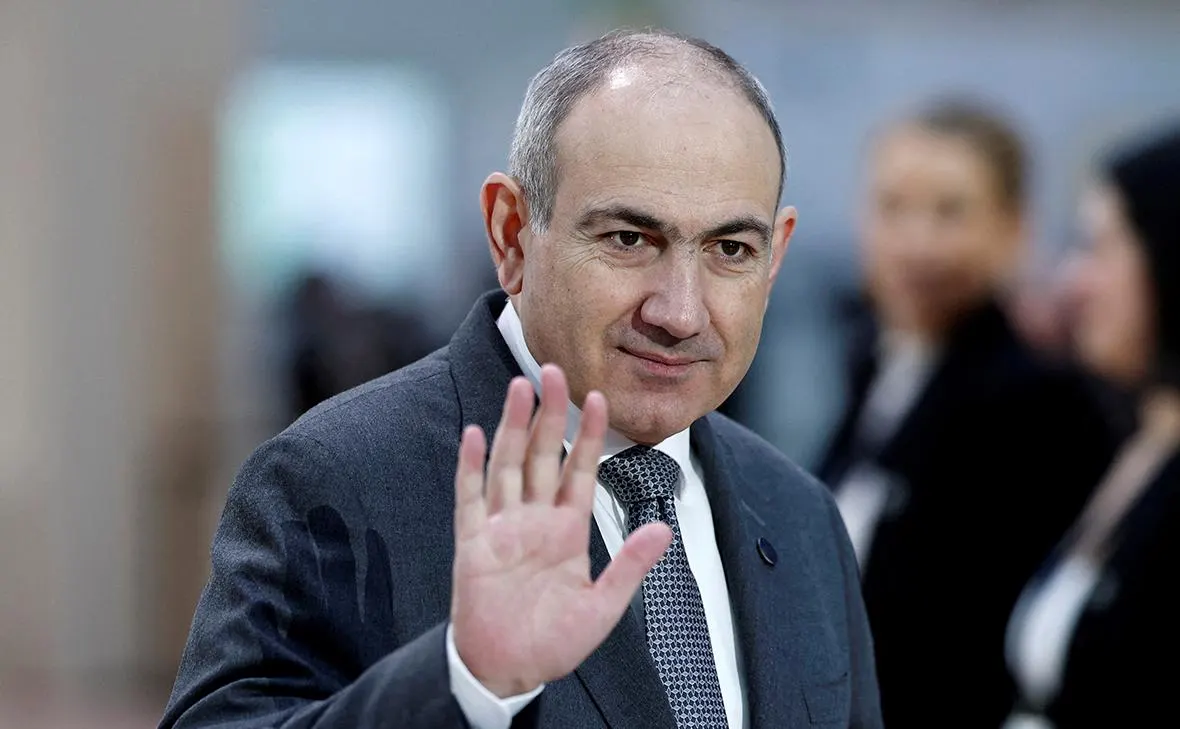 Премьер-министр Армении Никол Пашинян заявил, что республику не ждёт внезапный выход из ЕАЭС — это будет продуманный шаг. Армения останется в составе союза «до тех пор, пока это возможно». Ранее президент России призвал Ереван как можно скорее определиться между ЕС и ЕАЭС после саммита ЕС с участием президента Украины.