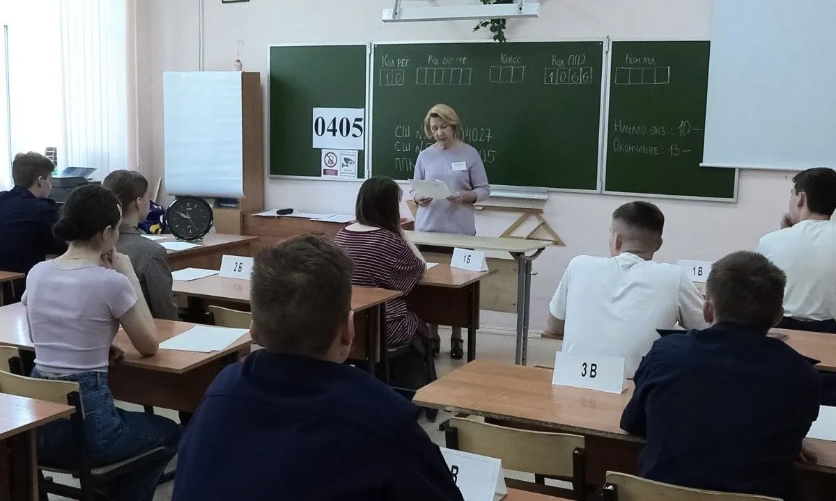 Рособрнадзор рекомендовал исключить досмотры и прикосновения к вещам участников ЕГЭ: при срабатывании металлоискателя экзаменуемого просят добровольно предъявить или сдать предмет.
