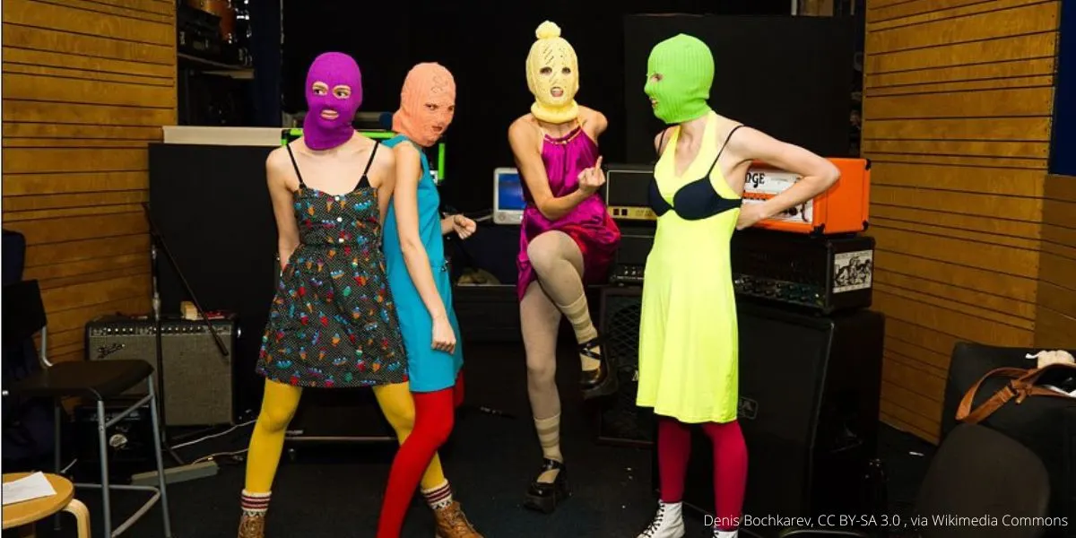 После обновления перечня Росфинмониторинга коллектив Pussy Riot добавлен в список «террористов и экстремистов». Ранее московские суды признали группу экстремистской и заочно приговорили участниц к длительным срокам.