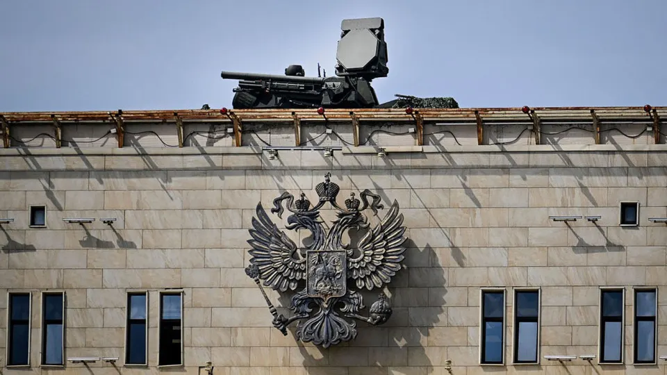 Перенос средств противовоздушной обороны в столицу ради парада 9 мая ослабил прикрытие других территорий. Украинские беспилотники, по словам руководителя подразделения, скорее нанесут удары по энергетическим и военным объектам на периферии, а не по центру Москвы.