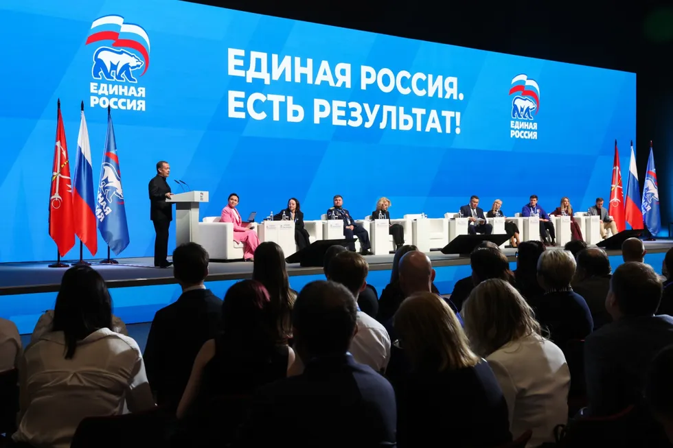 Администрация президента и партийное руководство поручили лояльным изданиям реже употреблять слово «запрет», заменяя его более мягкими формулировками и подсвечивая «позитивные» инициативы единороссов.