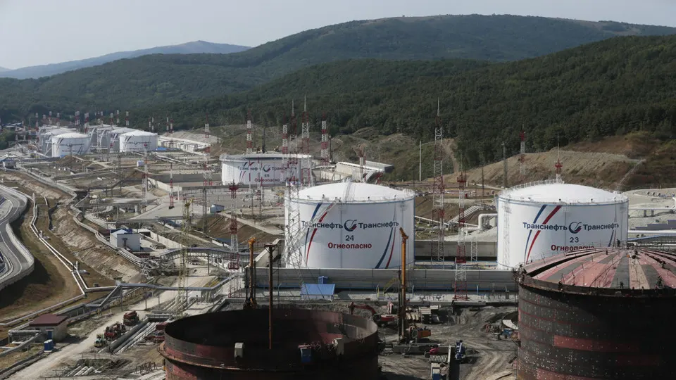 Аналитики ЦМАКП снизили прогноз роста ВВП на 2026 год: несмотря на высокие цены на нефть, повреждения портовой инфраструктуры и НПЗ приведут к сокращению экспорта — до примерно 1 млн баррелей в сутки, что отразится на добыче, инвестициях и курсе рубля.