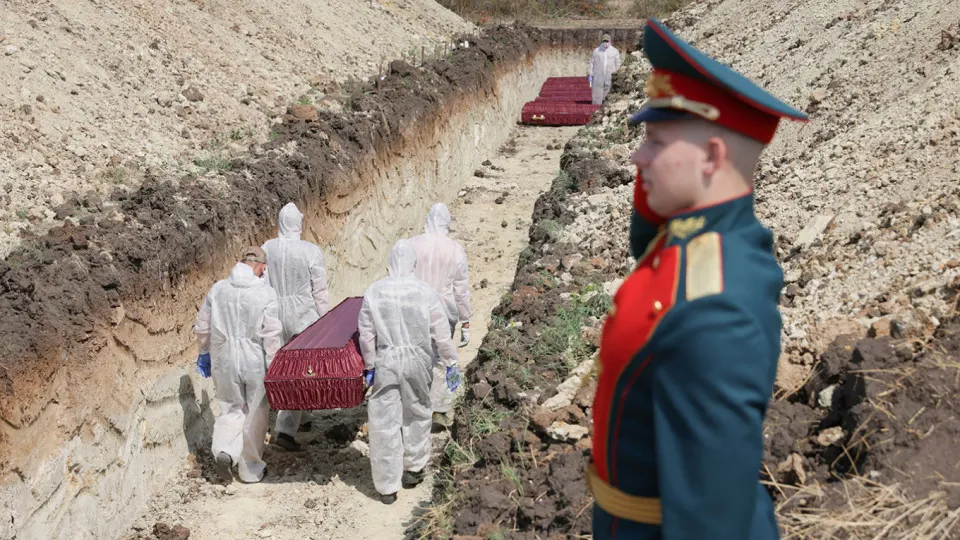 Анализ поимённых списков, реестра наследственных дел и судебной статистики даёт минимальную документальную оценку в 352 тыс. погибших. В исследовании отмечают рост судебных признаний погибшими в 2024–2025 годах и указывают на ограничения в подтверждении данных.