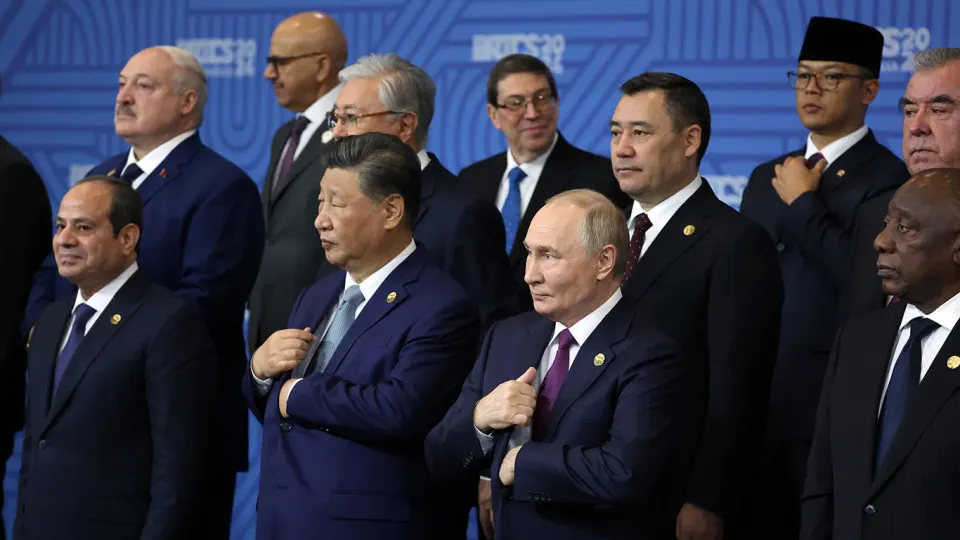 В обновленном прогнозе отмечено, что среднегодовой рост ВВП России до 2029 года составит около 1,5% — заметно ниже мировых темпов. Эксперты называют для устойчивого развития целевой уровень в 3–3,5% в год.
