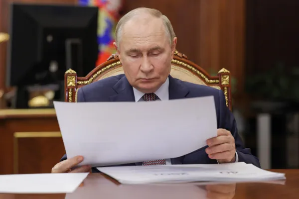 По данным разведки одной из европейских стран, служба охраны президента значительно расширила меры защиты: от перемещений в бункеры до строгих ограничений для персонала и контроля коммуникаций. Усиление связывают с убийством генерала и ростом внутривластной напряжённости.