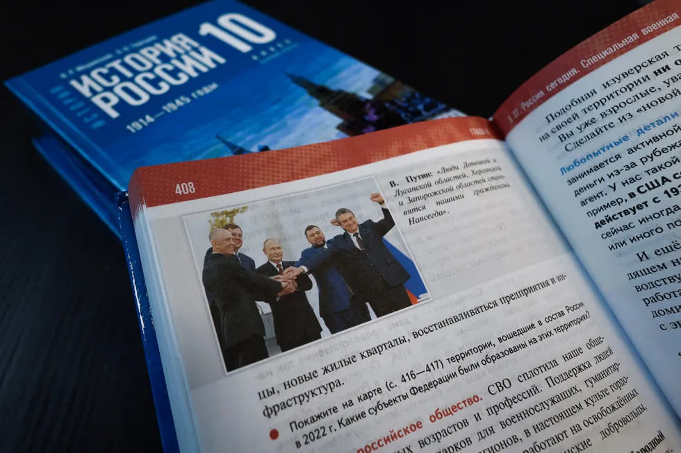 Линейка учебников по истории для средней школы (6–9 классы) переплетает древние события с современными государственными проектами, сглаживает неудобные факты и формирует у школьников готовую, лояльную к власти интерпретацию прошлого.
