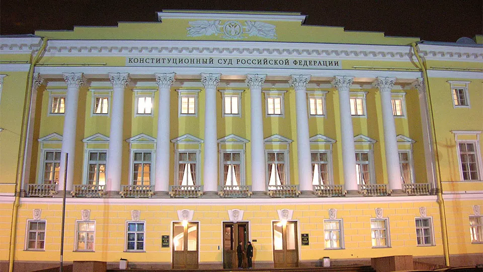 Председатель Конституционного суда заявил, что коррупция — «конституционный деликт», и высказался за отсутствие сроков давности по антикоррупционным искам прокуратуры. Это совпало с обсуждением ограничений по срокам деприватизации, но в проекте уже предусмотрены исключения для подобных дел — механизм, которым в последние годы изымались крупные активы.