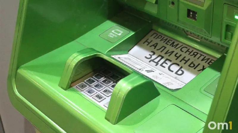 Переходная норма позволит вносить наличные через любые банкоматы с лимитами: до 25 тыс. ₽ за операцию, до 50 тыс. ₽ в сутки и до 200 тыс. ₽ в месяц. Также Банком России предложено обязать 12 крупных банков принимать трансграничные переводы через СБП.