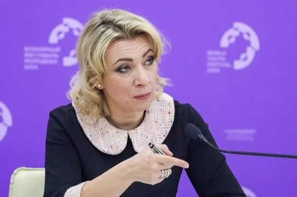 Представитель МИД заявила, что сотрудники Госдепа уведомляют российских дипломатов о том, что их дети, родившиеся в США, автоматически получили американское гражданство без согласия семей; она назвала это давлением и дискриминацией.