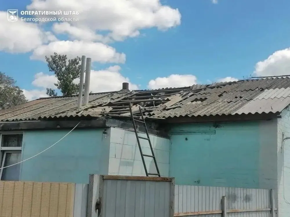 По всей стране зафиксированы атаки беспилотников: загорелся поезд и жилые дома, проводится эвакуация. По предварительным данным, под удар попали три региона.