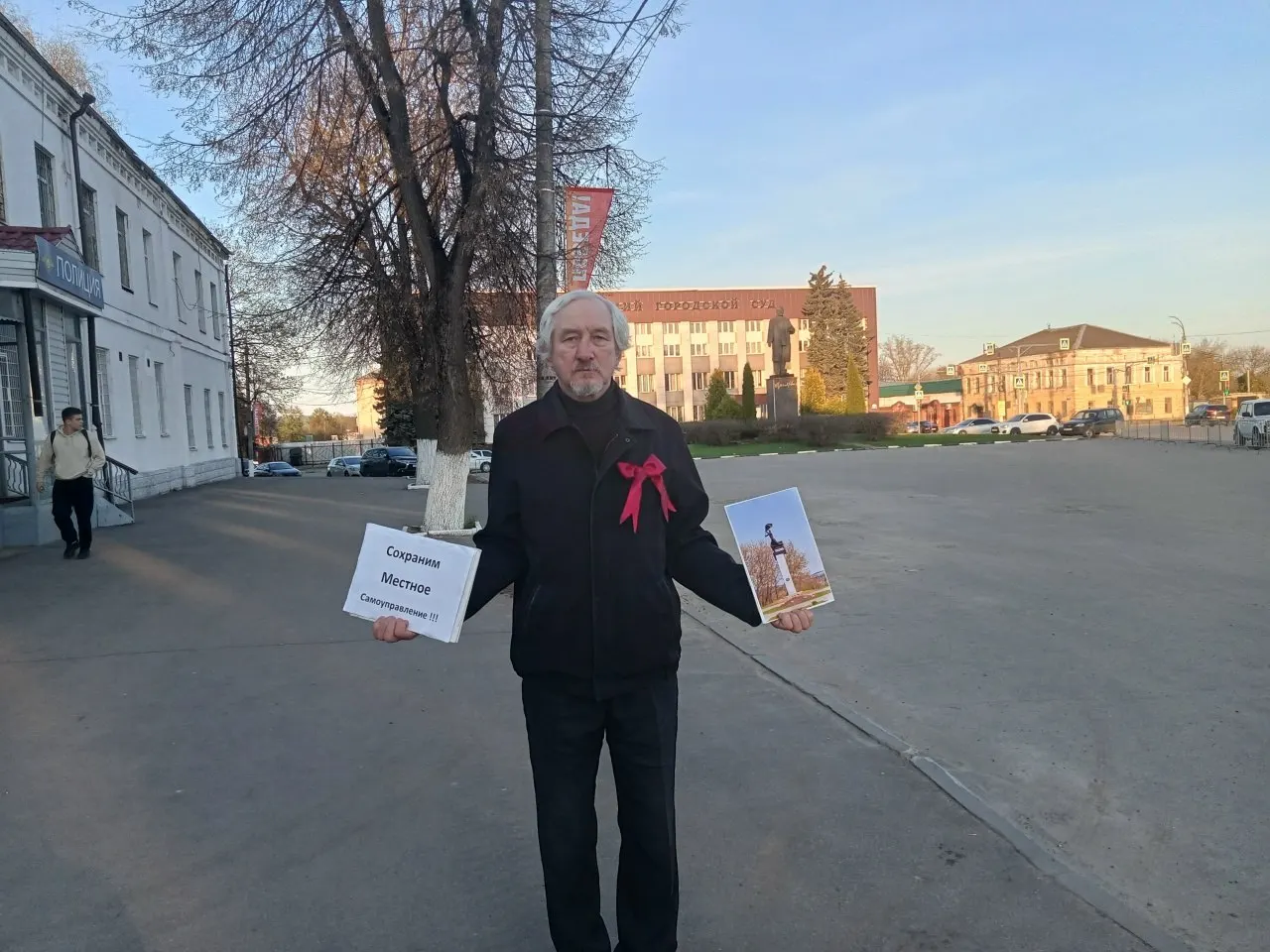 Активиста из Александрова Владимирской области признали виновным по части 2 статьи 20.2 КоАП после одиночного пикета за сохранение местного самоуправления. Размер административного наказания не уточняется.