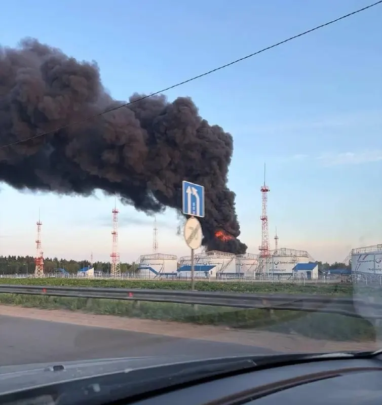 Ночью и утром беспилотники нанесли удары по НПЗ в Капотне, нефтеналивной станции и технопарку в Зеленограде; как минимум 3 погибших, более 10 пострадавших, зафиксированы повреждения жилых домов и перебои в работе аэропортов.