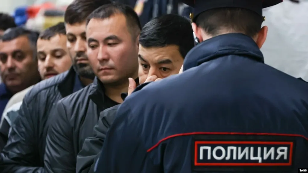 Документ предлагает дополнить Кодекс об административных правонарушениях нормой о выдворении иностранцев и лиц без гражданства за широкий перечень проступков — от участия в несогласованных митингах до «дискредитации» вооружённых сил и призывов к санкциям.