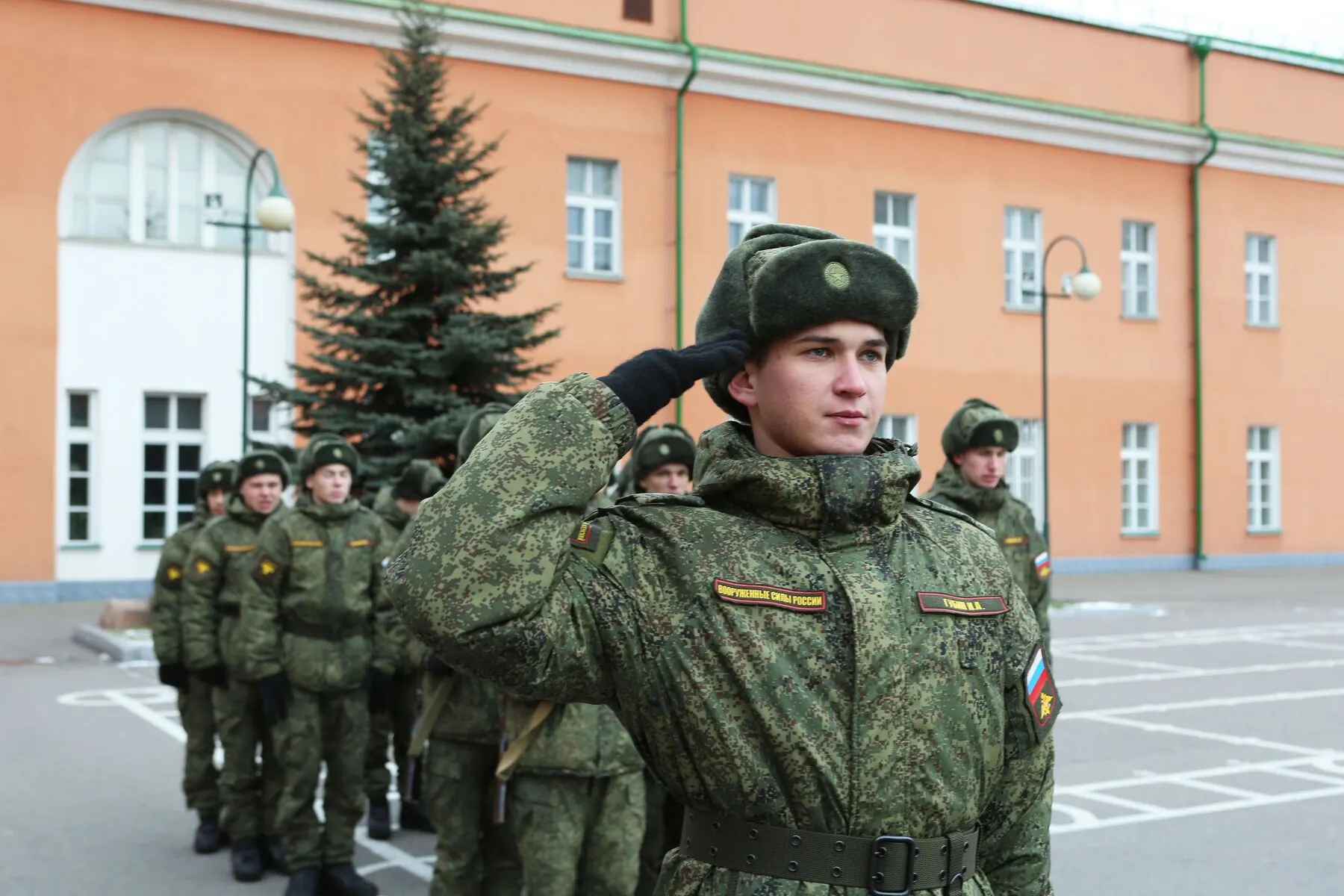 Проект приказа Генпрокуратуры предлагает усилить прокурорский контроль за воинским учётом: проверки охватят органы власти, работодателей, вузы, МВД и ФСИН. Эксперты и правозащитники оценивают изменения по-разному — от возможной защиты прав призывников до риска усиления давления ради пополнения мобилизационного резерва.