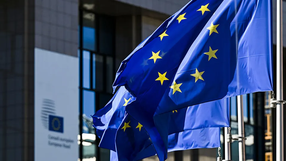 После смены власти в Венгрии лидеры ЕС обсуждают идею перейти от полугодовых продлений санкций к годовому сроку и принять дополнительные меры против «теневого флота» и оборонной промышленности.