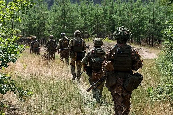 По письму министра финансов Антона Силуанова, дефицит и военные расходы оказывают всё большее давление на бюджет: возможный перерасход в 2026 году — не менее 2 трлн рублей, дефицит уже превысил запланированные показатели.