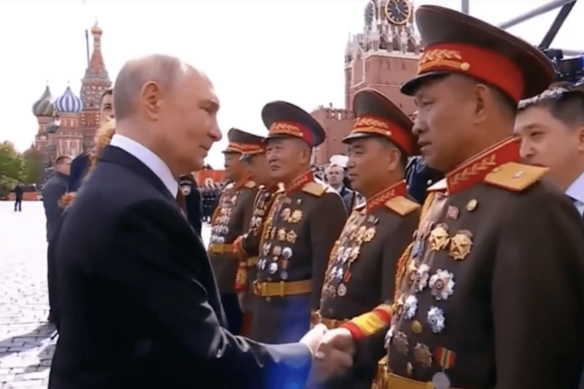 Фотографии, выставленные в мемориальном музее в Пхеньяне, свидетельствуют о тайной церемонии 3 декабря 2025 года, на которой российские государственные награды вручили командирам корейских подразделений, участвовавших в операции в Курской области.