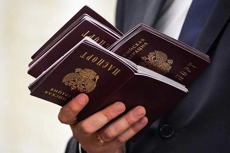 Депутаты от «Единой России» планируют внести поправки, которые позволят выдавать РВП, ВНЖ и гражданство иностранцам, если их, по мнению инициаторов, незаконно осудили за поддержку российских позиций за границей.