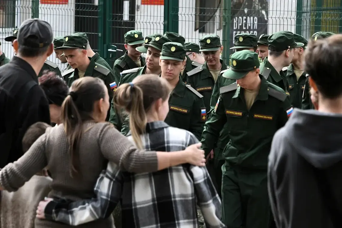 Первая жалоба уже направлена в Верховный суд РФ: истцы оспаривают нормы, которые лишают выплат женщин, не имевших общего несовершеннолетнего ребёнка с погибшим, и намерены добиваться пересмотра закона через суды вплоть до Конституционного суда.