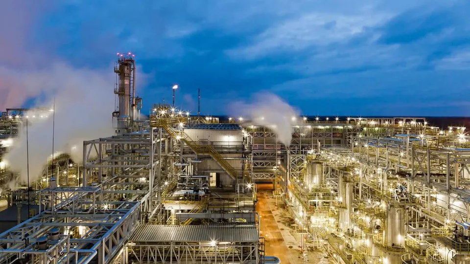 Нефтеперерабатывающий завод «Кинеф» в Киришах по-прежнему не работает после налёта дронов 5 мая: повреждены ключевые установки и инфраструктура, отгрузки нефтепродуктов остановлены.