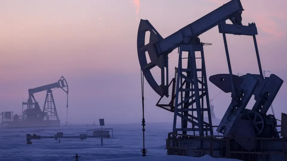 Минэкономразвития ожидает, что в 2026 году добыча нефти в России упадёт до 511 млн тонн — самого низкого уровня с 2009 года. Снижение связывают с ухудшением финансового положения компаний, сокращением бурения и ограничениями, вызванными текущими обстоятельствами.