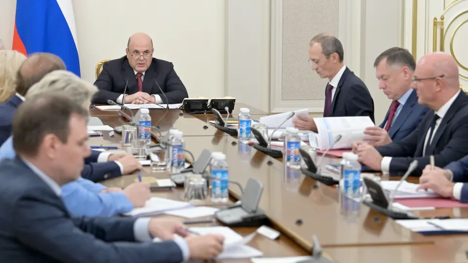 Из‑за серии атак беспилотников на объекты нефтепереработки власти договорились с крупнейшими нефтекомпаниями о мерах по стабилизации внутреннего рынка топлива: регулировании объёмов производства, отгрузок и цен.