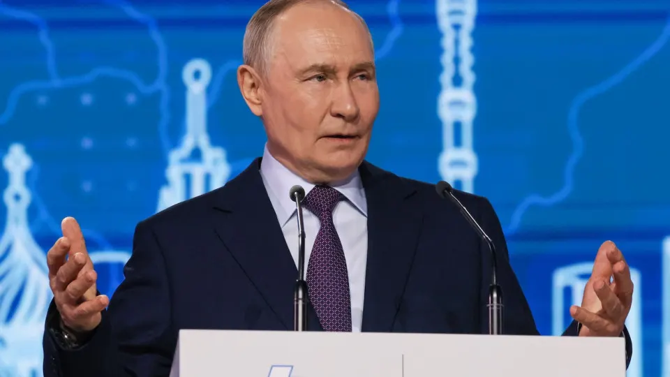 Президент поручил активнее трудоустраивать участников СВО в ОПК и другие индустриальные отрасли, считая их ценным кадровым ресурсом для укрепления технологического суверенитета страны.