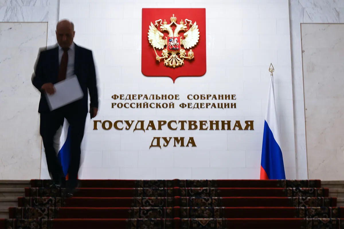 Законопроект, внесённый в 2024 году и прошедший первое чтение в мае 2025 года, вводит закрытый перечень нарушений, за которые можно арестовывать имущество россиян, находящихся за границей. Рассмотрение назначено на 26 мая.