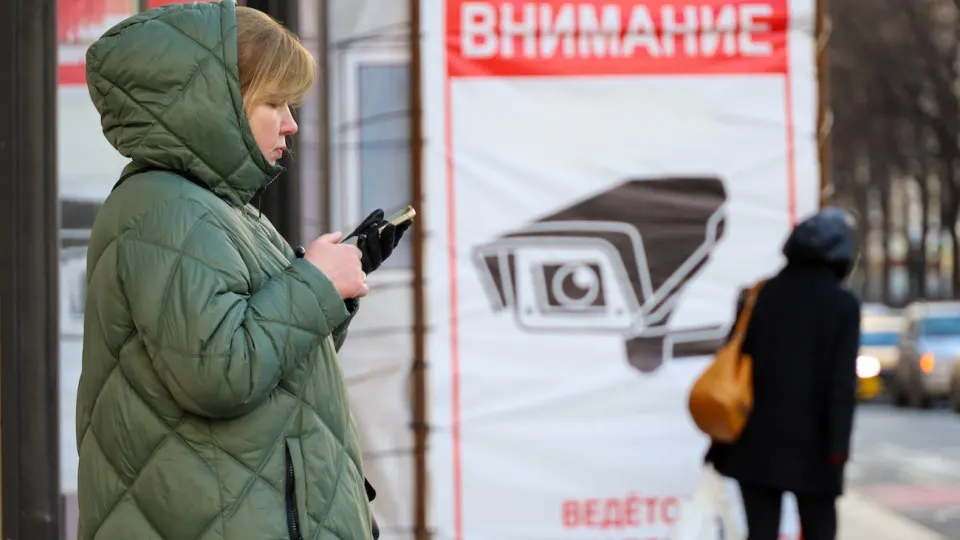 В госмессенджере, принудительно внедряемом властями, автоматически удаляют сообщения со ссылками на VPN‑ключи; при повторной отправке пользователь выходит из аккаунта. Одновременно вводятся ограничения на вход при включённом VPN и ориентиры берутся на практики других стран.