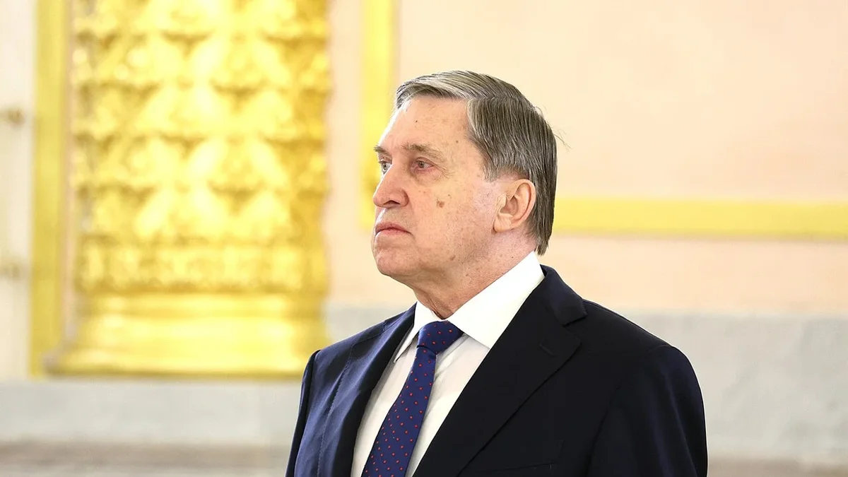 Помощник российского руководителя заявил, что конфликт не завершится до вывода украинских войск из Донбасса. По его словам, США продолжают попытки урегулирования, а президент готов на встречу при условии окончательных договорённостей.