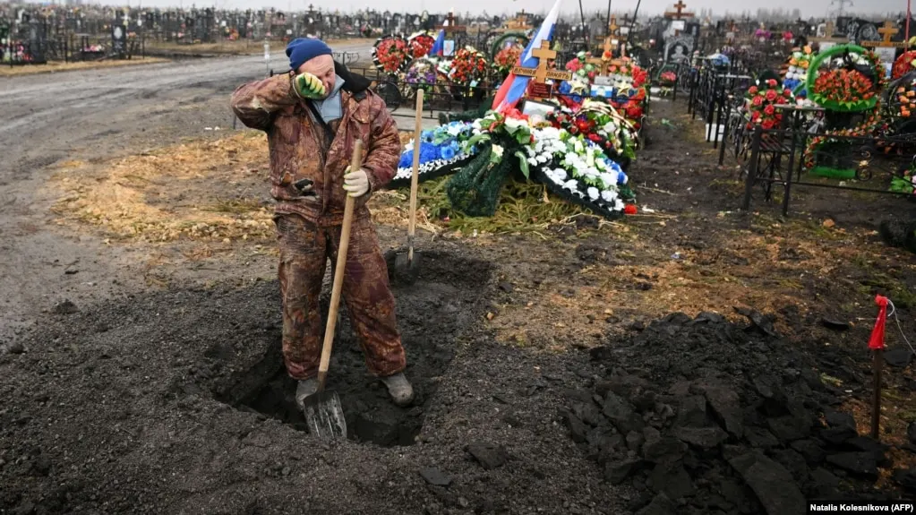 С начала войны подтверждены 226 055 погибших российских военных. Среди них — не менее 200 человек 18 лет. 1 мая 2026 года на фронте погиб 18‑летний Алишер Свирин. Эксперты оценивают возможные реальные потери до примерно 497 тысяч с учётом недоучёта в открытых данных.
