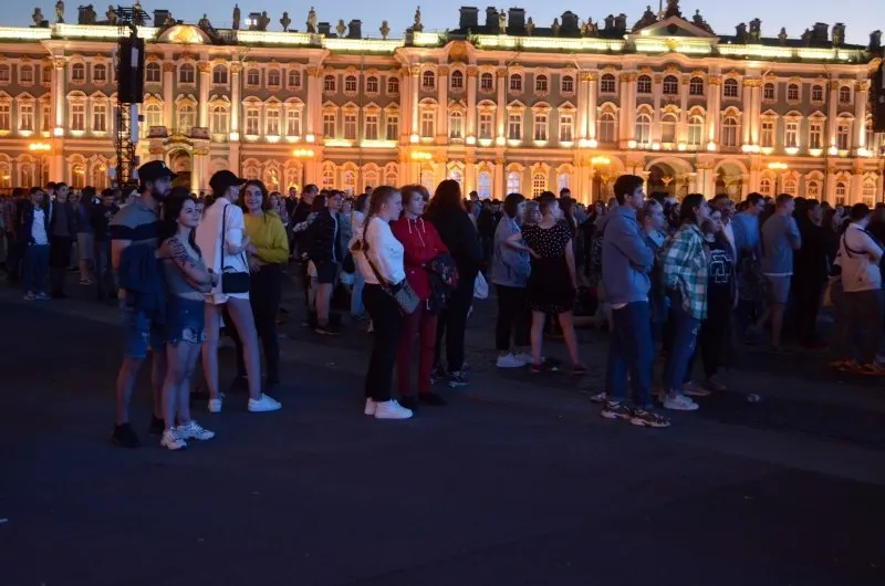 В ночь с 27 на 28 июня в Санкт-Петербурге пройдут «Алые паруса» для около 66 тысяч выпускников; одновременно государство утвердило 300 приоритетных образовательных программ и увеличило число бюджетных мест. Смоленск отметит День молодёжи 26–28 июня.