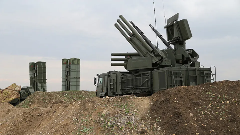 Российские военные используют новую радиоподавляющую систему, способную глушить сигнал терминалов Starlink на площади до 20 км²; в Думе ввели запрет на ввоз оборудования для иностранных спутниковых сетей.