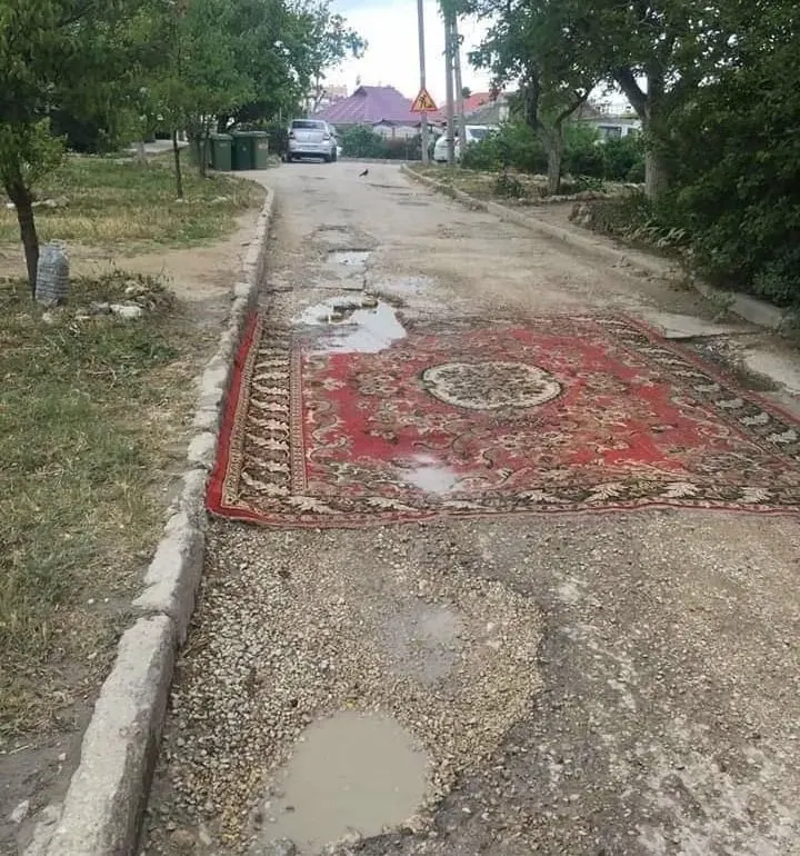 В Госдуму внесён законопроект, разрешающий жителям самостоятельно менять асфальт во дворах и на местных дорогах без согласования. В правительстве инициативу не поддержали, заявив, что ремонтом должны заниматься специалисты.