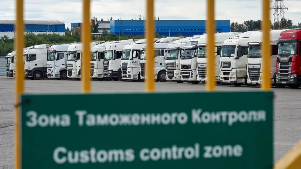 Правительство объявило переходный период для системы подтверждения ожидания товаров (СПОТ) — обязательные обеспечительные платежи по НДС и акцизам временно не требуются. Упрощённый порядок ввоза из стран ЕАЭС продлён до 31 августа.