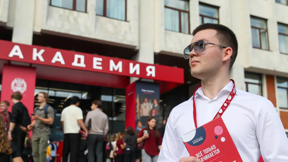 Московским студентам и сотрудникам предлагают вступить в добровольческий отряд для противодействия беспилотникам: год службы, обучение, выплаты и социальные гарантии. Одновременно продолжается масштабная кампания вербовки в войска БПЛА по всей стране.