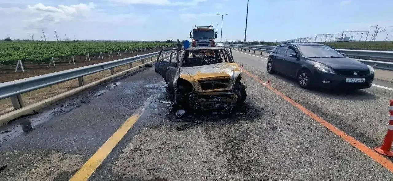 Утром в Темрюкском районе из‑за несоблюдения дистанции произошла серия столкновений: один автомобиль загорелся, двое человек с ожогами госпитализированы.