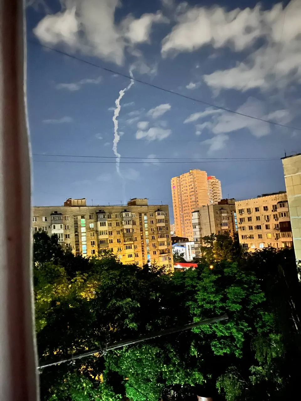 В центре Краснодара ночью после удара беспилотников загорелся многоквартирный дом на ул. Московской, пострадали как минимум два человека. В Северском районе также зафиксированы повреждения частных домов и один пострадавший.