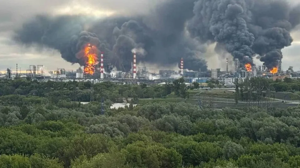 Из‑за участившихся ударов по нефтеперерабатывающим объектам производство нефтепродуктов в мае упало на 13,5% к уровню прошлого года. Это вызвало дефицит топлива в большинстве регионов и ускорение инфляции.