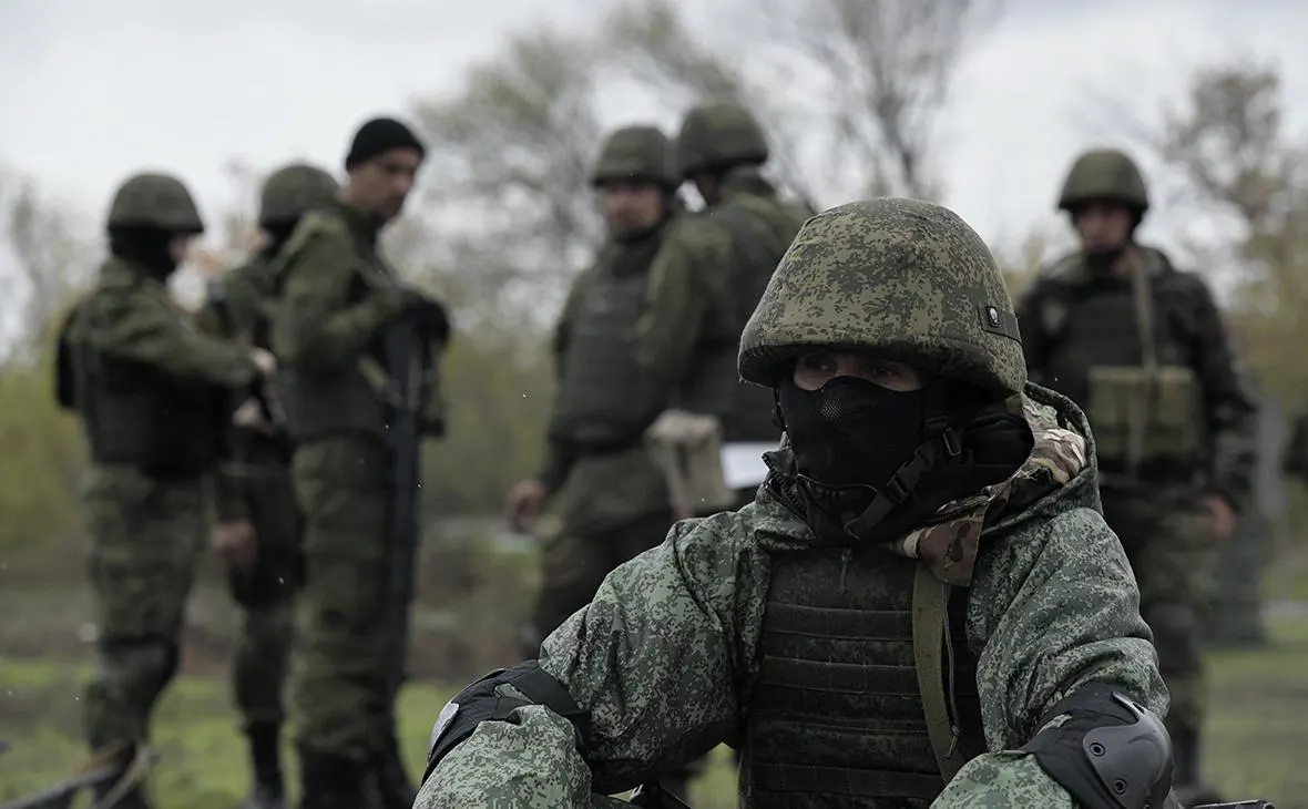 По сведениям бывших чиновников, военных экспертов и представителей разведок, Украина опережает Россию в применении дронов и в логистике; российская промышленность близка к пределу возможностей, окончательное решение о мобилизации пока не принято.