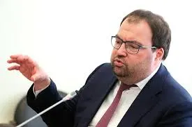 Глава Минцифры Максут Шадаев на IT‑завтраке ПМЭФ‑2026 заявил, что внедрение механизмов возрастной идентификации на онлайн‑платформах является приоритетной задачей; ведомство изучает, в том числе, опыт зарубежных сервисов.