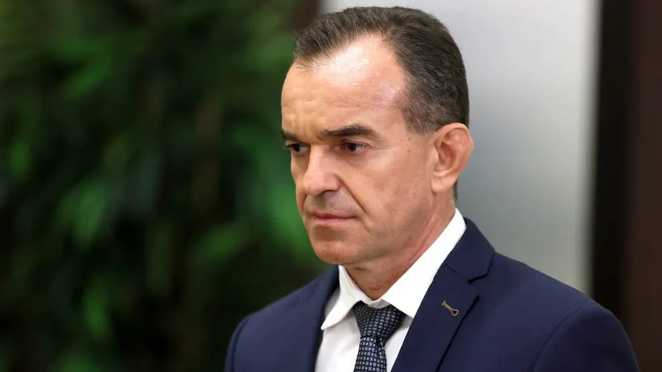Вениамин Кондратьев подписал распоряжение, которое запрещает выезд министров, его заместителей и глав департаментов Краснодарского края на фоне угроз с воздуха, нефтяных аварий и подтоплений.
