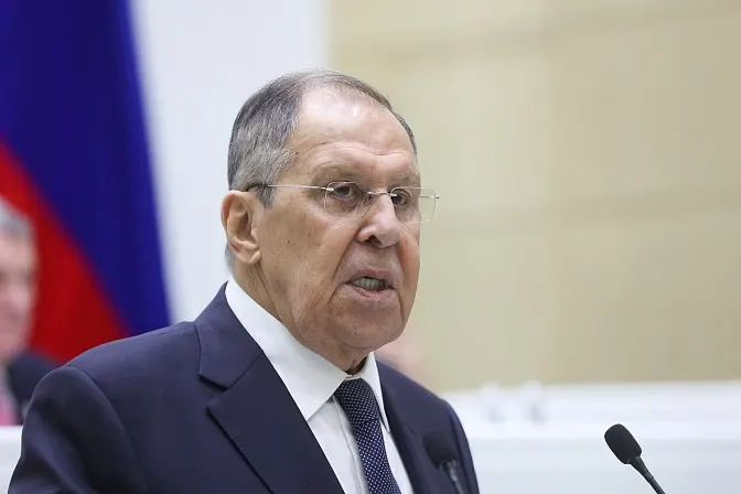 Глава МИД РФ заявил, что Ереван должен выбрать между Евразийским экономическим союзом и Евросоюзом; решение необходимо принять быстро, поскольку оно повлияет на тарифную политику и фитосанитарные правила.