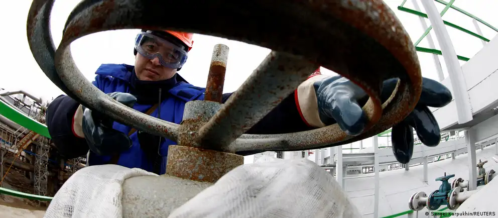 Утром 25 июня беспилотники нанесли удары по крупному нефтехимическому кластеру в Уфе. Повреждены установки на двух заводах, возникли пожары; власти подтверждают атаку и сообщают о мерах обороны. Министерство обороны отмечает массовые перехваты БПЛА, несколько регионов ввели ограничения на продажу топлива.
