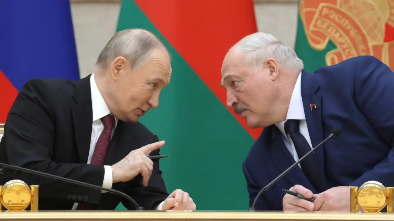 26 июня в резиденции на Валдае Владимир Путин и Александр Лукашенко провели закрытую встречу без публичных заявлений. Встреча прошла на фоне обострения ситуации у белорусско‑украинской границы и недавних контактов Минска с Киевом.