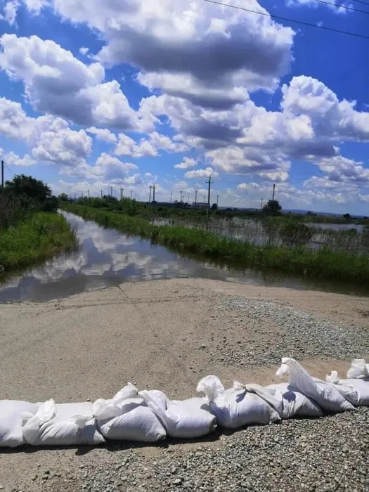 В Крымском районе Краснодарского края введён режим ЧС: вода через пролом в дамбе подступает к хутору Урма и селу Гвардейское, власти предупреждают о возможной эвакуации и отзывают технику для откачки.