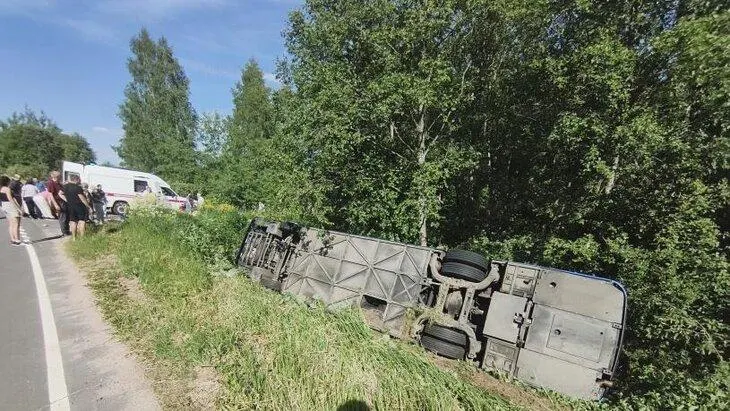 Перевернулся экскурсионный автобус в Ярославской области, в Новороссийске горит резервуарный парк, в Красноярске задержан экс‑руководитель СК, в Екатеринбурге арестован учёный, в Севастополе вводят талоны на бензин.