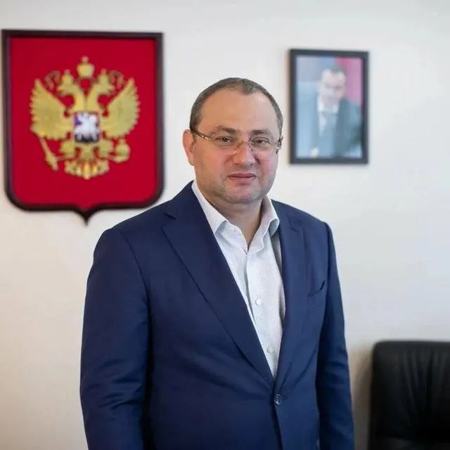 Октябрьский районный суд Краснодара признал бывшего министра Евгения Филиппова виновным в мошенничестве в особо крупном размере и назначил ему 4 года лишения свободы и штраф; ранее он возместил ущерб, а активы на сумму около 1,9 млрд рублей обращены в доход государства.